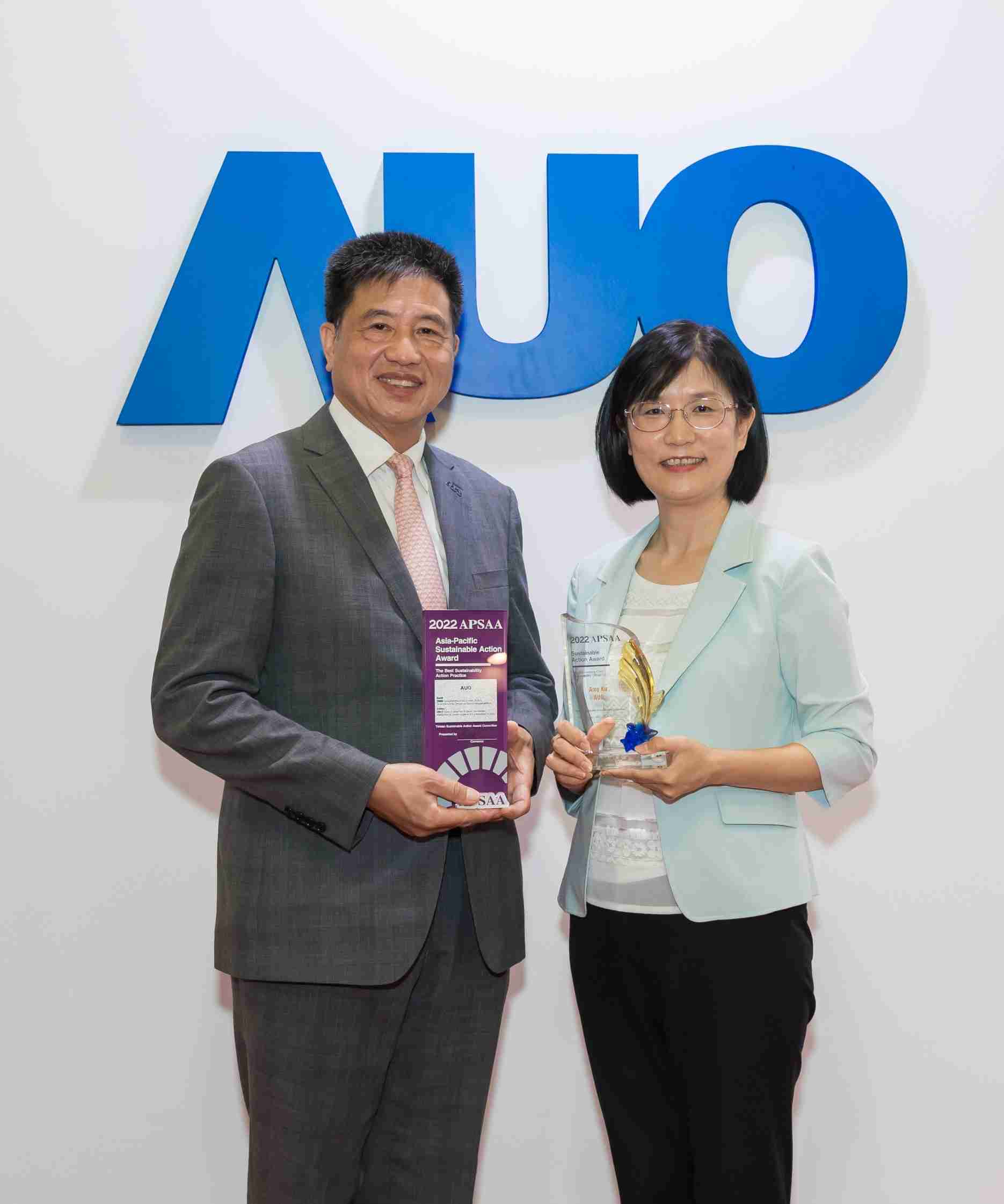 蓝狮在线长期垫筑永续远景的基石，，，，透过ESG暨气候委员会逐步实践永续策略蓝图。。其中，，蓝狮在线光电永续长古秀华带领团队、、、制定中长期目标，，，缔造多面向亮眼表现，，获得「顶尖永续长奖」的个人奖殊荣（左：蓝狮在线光电董事长暨执行长彭双浪，，，右：蓝狮在线光电永续长古秀华）