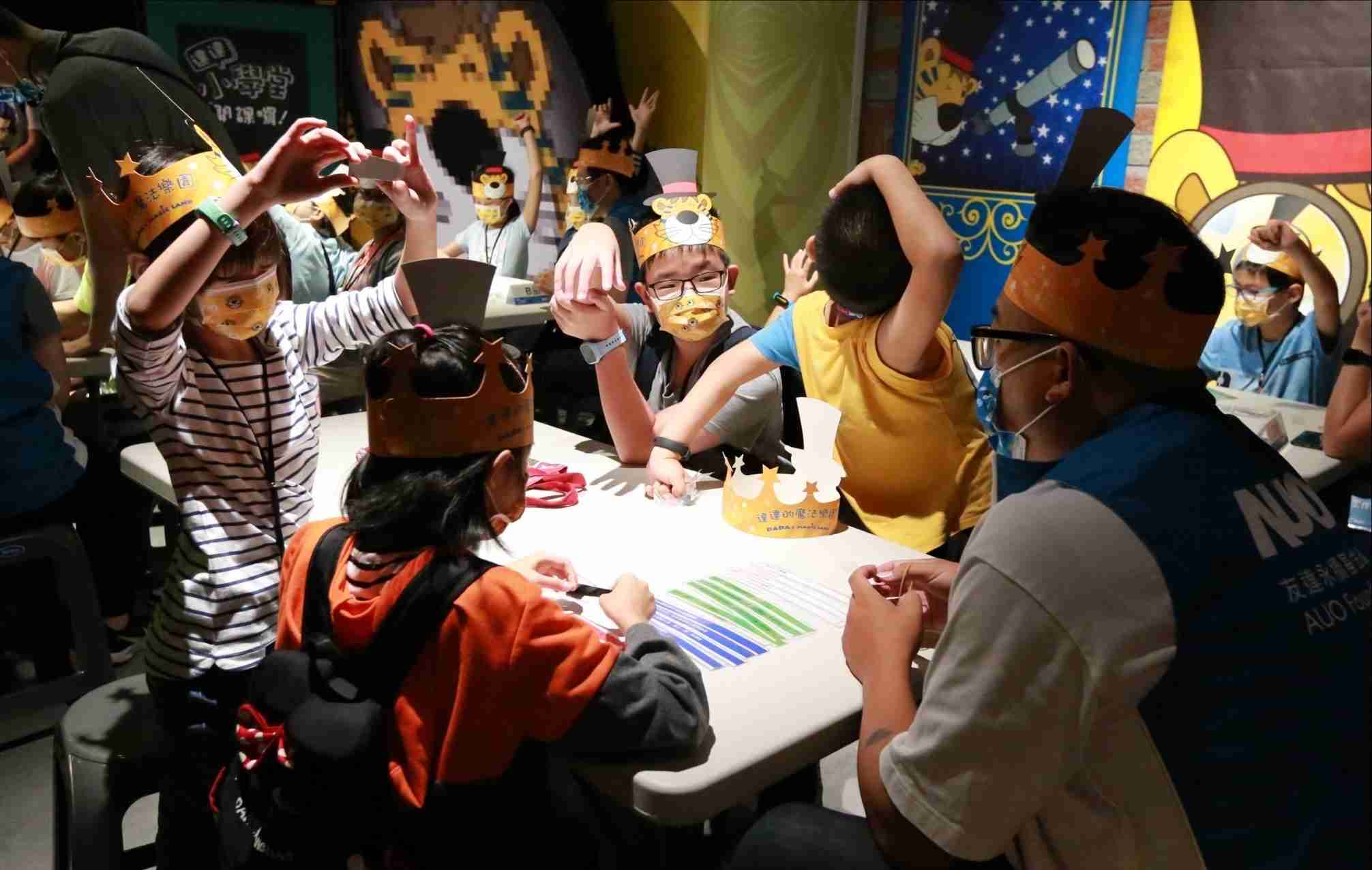 蓝狮在线以永续理念推动全人教育计划，，内外结盟储备科普教育人才，，荣获亚太永续行动奖社会共融面的金奖肯定