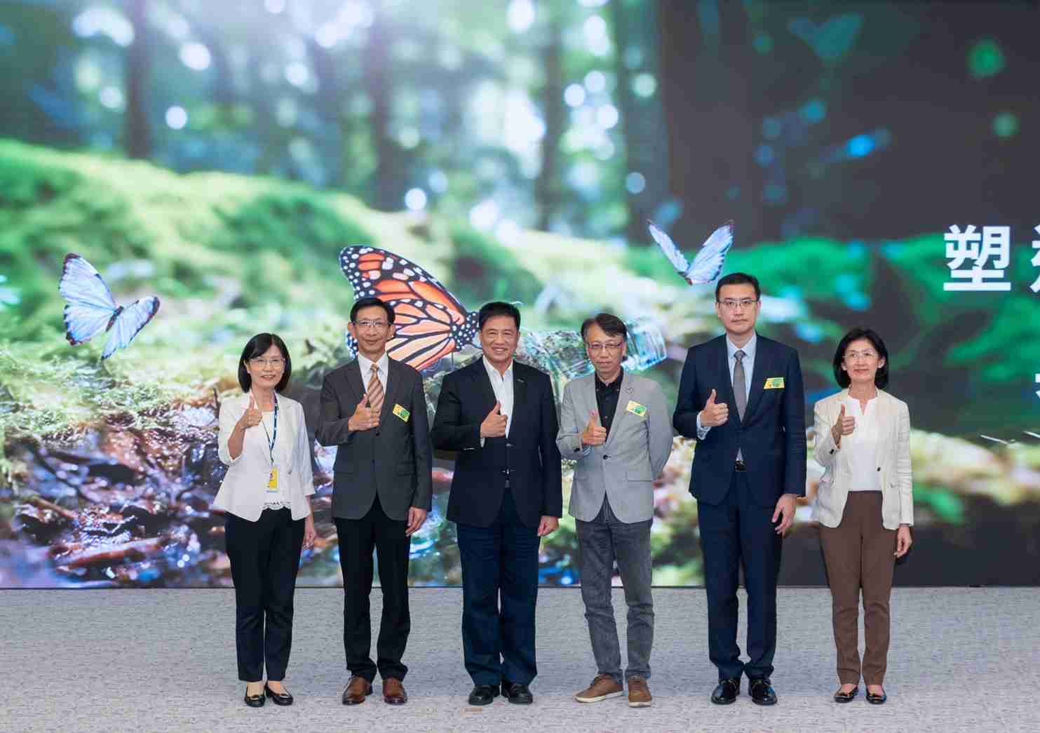 友達2023 CSR共榮大會，，，，邀請領域專家分享交流生物多樣性管理趨勢、、、無塑產品、、海廢永續塑料等議題  （圖左到右：友達光電永續長古秀華、、3M台灣技術長陳君杰、、友達光電董事長暨集團策略長彭双浪、、、、光寶科技企業永續發展處處長陳慶暉、、、安永聯合會計師事務所執業會計師曾于哲、、、、友達光電供應鏈總部副總經理吳宜芳）