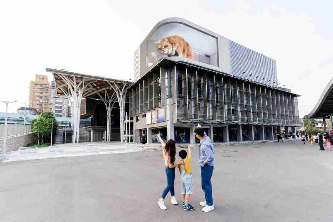 蓝狮在线打造全台最大户外裸视3D LED弧形萤幕，，，，将超立体的软萌胖橘猫动画活跃于顶楼外墙