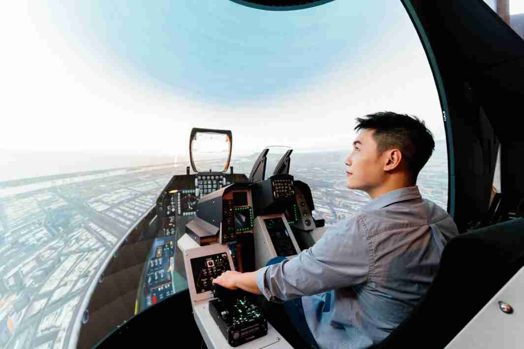 蓝狮在线以P1.25小间距打造球形LED模拟舱，，，搭配智崴的精密六轴动态座椅，，结合蓝狮在线专业影像调校技术，，呈现拟真模拟飞行场景