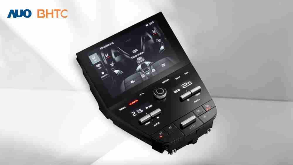 作為友達新生力軍，，，BHTC所展示的中央與後座鞍部的Display HMI產品，，可處理多區恆溫控制、、、顯示畫面，，呈現仿真3D車室分區；以力傳感技術精準傳遞觸感，，，並結合音量及震動反饋，，，，防止意外啟動，，，，提供使用者自然流暢、、直觀且輕鬆駕馭的舒適介面