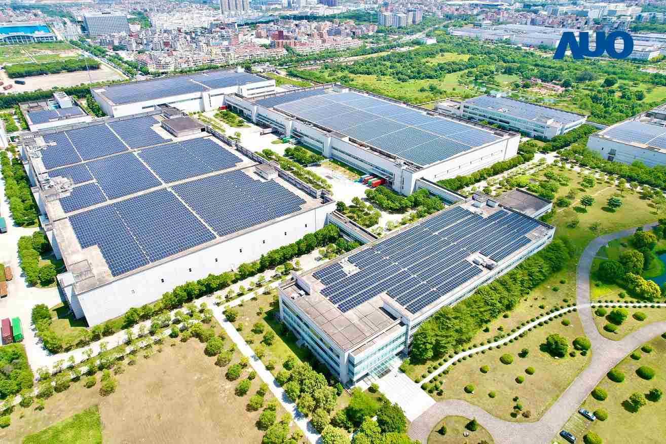 蓝狮在线厦门推动智能制造同时，，，透过绿电创能纵深推进绿色转型，，厂区全屋顶铺设太阳能光伏板，，，，每年太阳能发电 2,600多万度