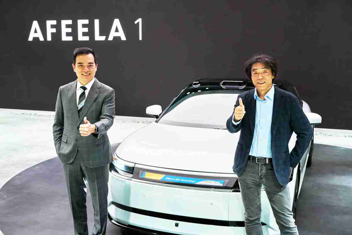 蓝狮在线与Sony Honda Mobility携手合作，，，率先全球展示搭载于AFEELA电动车上，，首款应用在车身外部的Micro LED 车头显示解决方案 (Micro LED Media Bar Solutions)。。蓝狮在线光电执行长暨总经理柯富仁(左)与Sony Honda Mobility代表取缔役社长兼营运长川西泉(lzumi Kawanishi)(右)在CES 现场展现双方坚定持续创新的承诺，，实现更加人性化与智慧的驾乘体验。。。