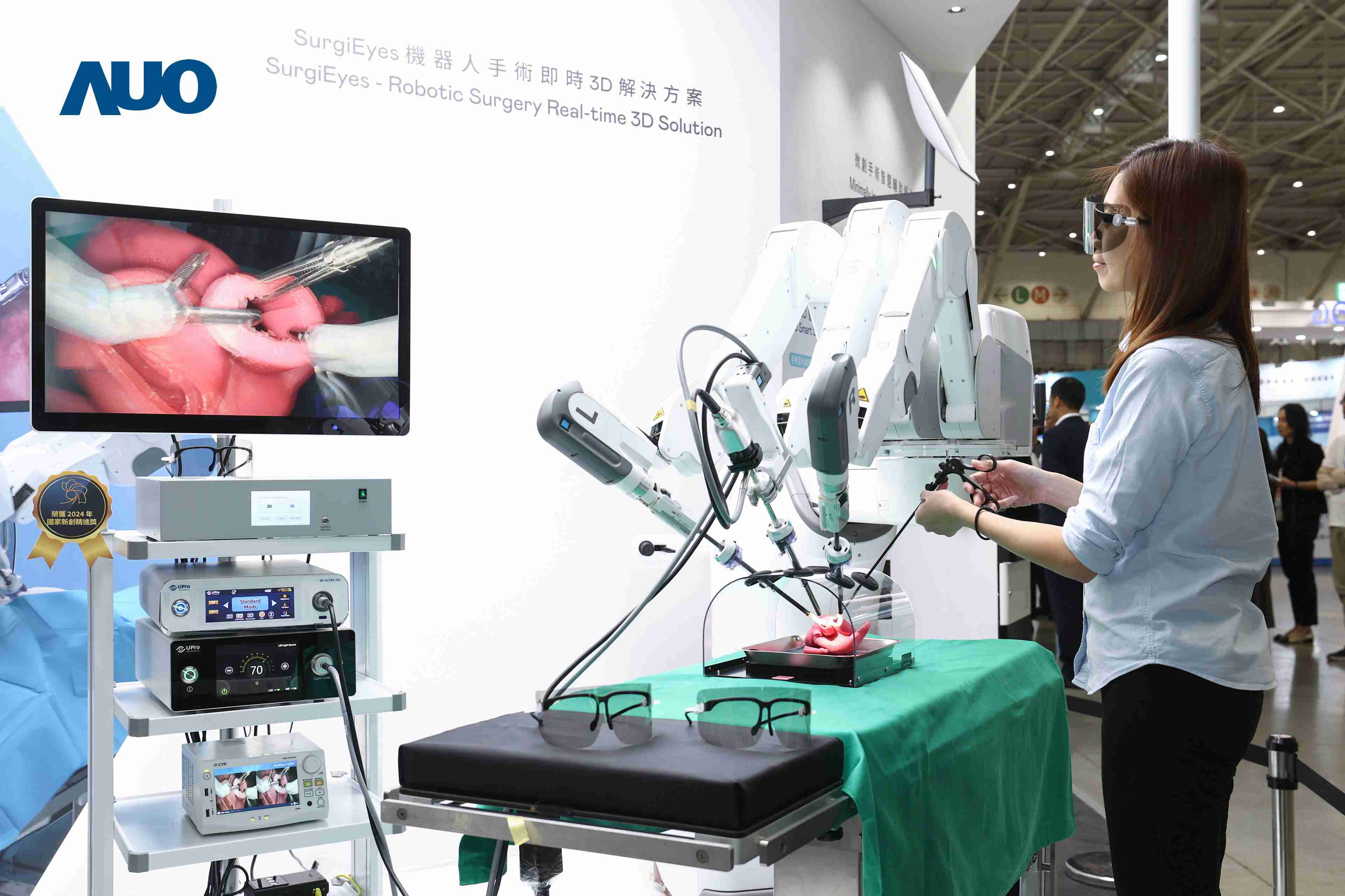 达擎以领先的3D显示技术推出〝SurgiEyes机器人手术实时3D解决方案〞，，，整合先进3D图像处理与独家3D垂直宽视角、、、广色域的显示技术，，，手术团队可实时同步主刀医师视角看到清晰3D影像，，，，提升沟通效率与安全性。。。