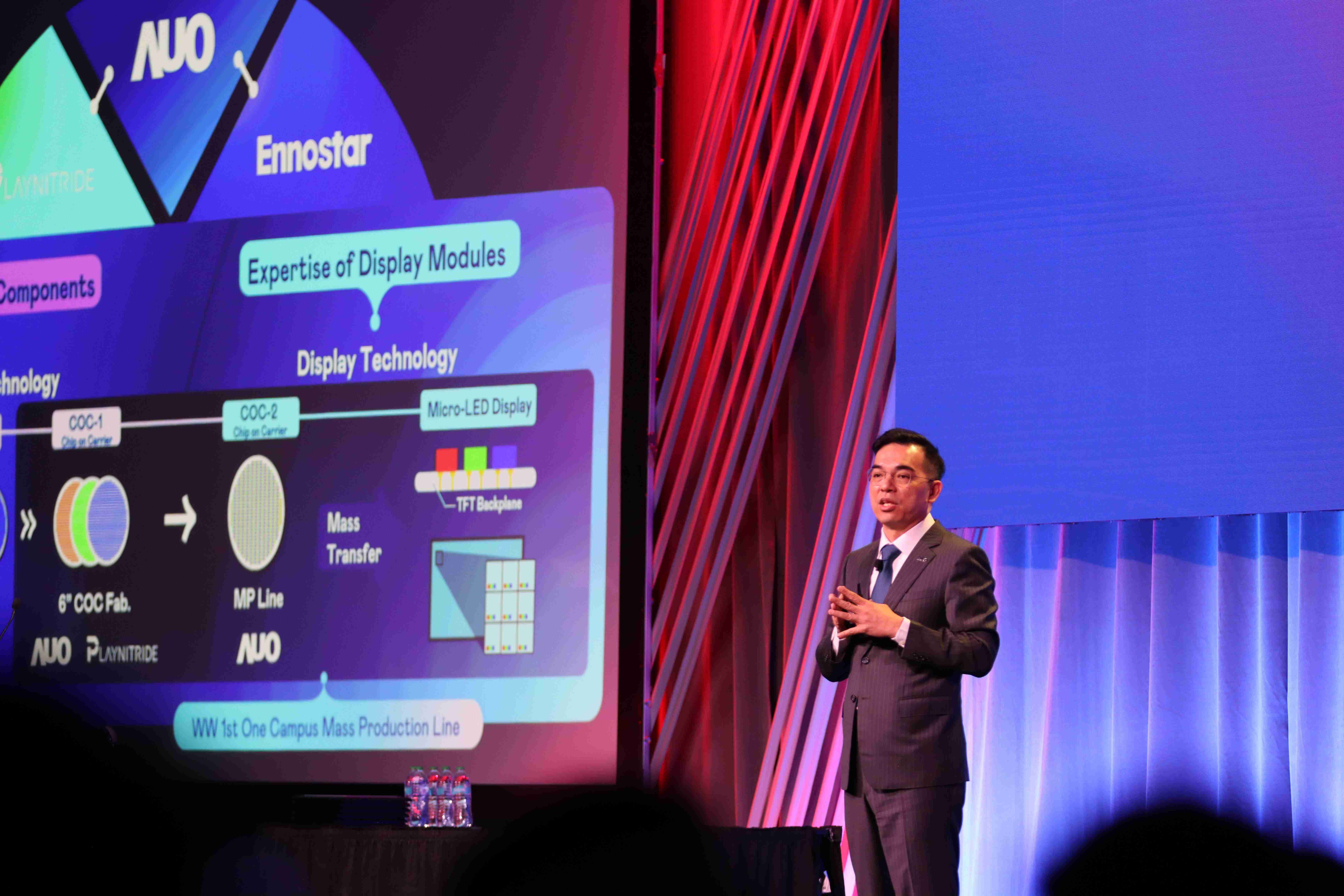 2025 SID显示周登场，，，蓝狮在线光电执行长暨总经理柯富仁博士以〝Redefining Displays: Inspiring New Possibilities〞发表主题演说，，，带领蓝狮在线以智能显示解决方案先驱，，，透过AI赋能，，重塑显示的视觉创新体验