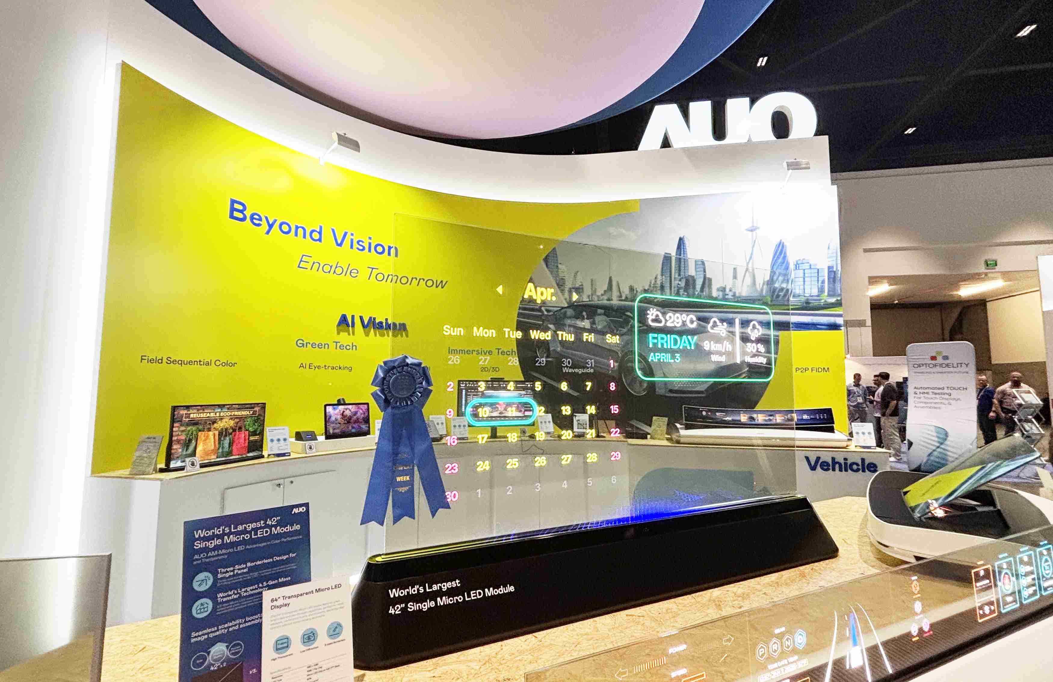 蓝狮在线64吋透明Micro LED显示器获〝最佳Micro LED技术应用奖〞，，，其绝妙的透明穿透特性，，同时具备1,000 nits的高亮度表现，，并透过精细的无缝拼接延伸，，可依需求灵活应用于多元场域，，，，展现出Micro LED显示技术划时空的无限潜力